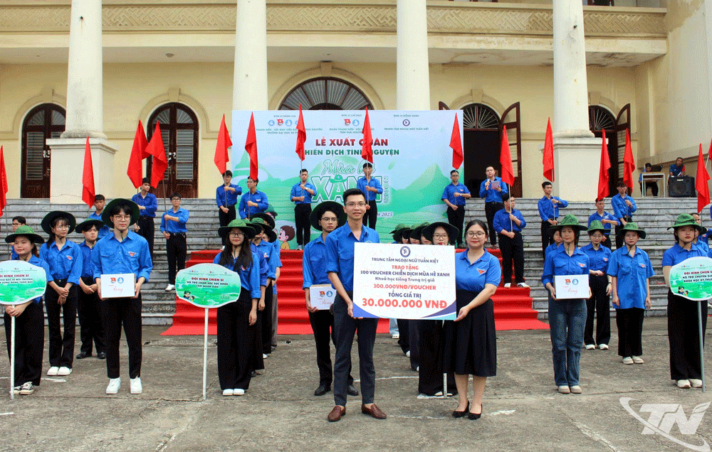 Trung tâm Ngoại ngữ Tuấn Kiệt trao học bổng các khóa học tiếng Trung cho sinh viên tình nguyện.
