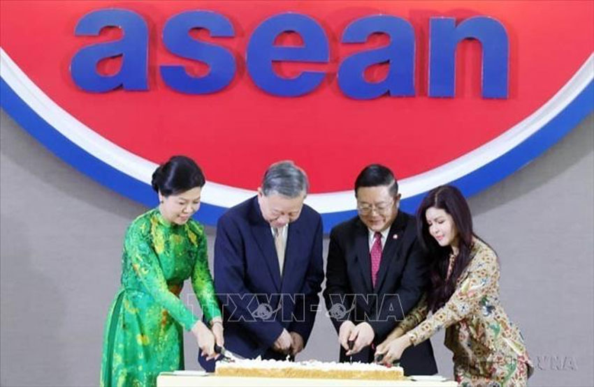 Tổng Bí thư Tô Lâm và Phu nhân cùng Tổng Thư ký ASEAN Kao Kim Hourn và Phu nhân cắt bánh chào mừng 30 năm Ngày Việt Nam gia nhập ASEAN (Indonesia, 10/3/2025). Ảnh: Thống Nhất/TTXVN
