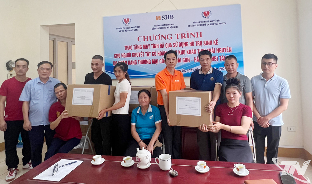 Hội Bảo trợ người khuyết tật và Bảo vệ quyền trẻ em tỉnh Thái Nguyên phối hợp với Ngân hàng SHB tặng máy tính cho 9 người khuyết tật.