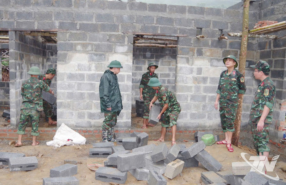 Cán bộ, chiến sĩ Bộ CHQS tỉnh Thái Nguyên hỗ trợ vận chuyển vật liệu xây dựng giúp nhân dân xóa nhà tạm, nhà dột nát. 