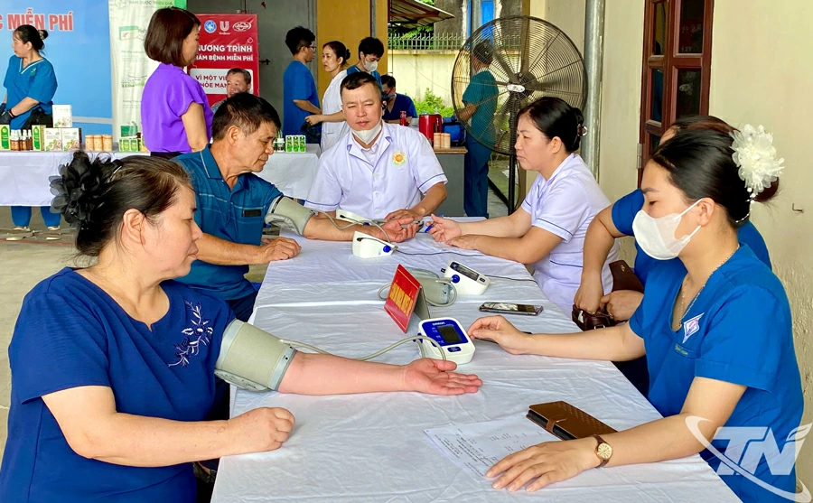 Các đơn vị chức năng tổ chức chương trình khám bệnh, tư vấn sức khỏe, cấp thuốc miễn phí và tặng quà gia đình chính sách ở xã Đại Phúc.