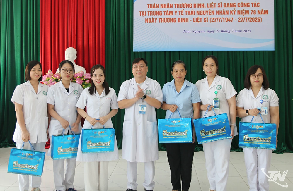 Lãnh đạo Liên đoàn Lao động tỉnh và Trung tâm y tế Thái Nguyên tặng quà cho người lao động tại đơn vị.