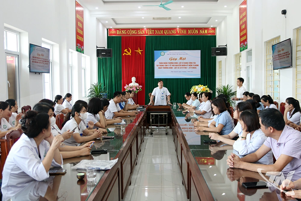 Không khí đầm ấm tại buổi gặp mặt.