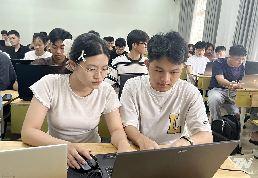 Sinh viên Trường Đại học Công nghệ - Thông tin và Truyền thông (Đại học Thái Nguyên) trong giờ thực hành.