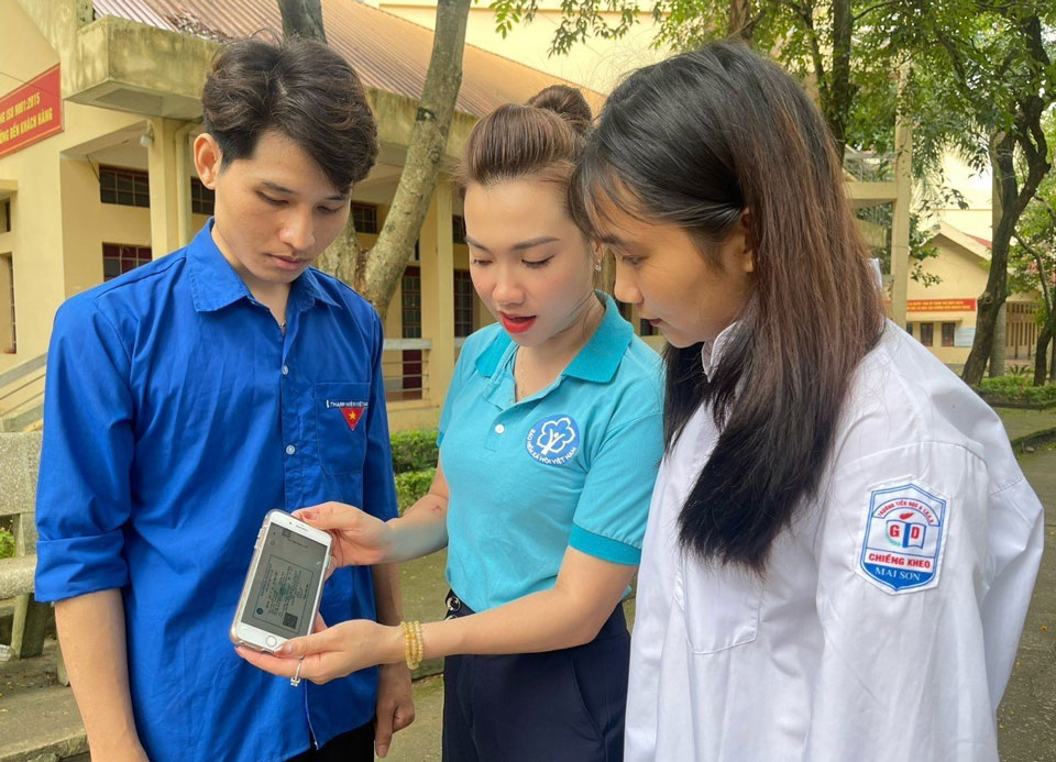 Nghị định 188/2025/NĐ-CP quy định chi tiết và hướng dẫn thi hành một số điều của Luật BHYT. Theo đó, từ 1/7/2025, ngân sách Nhà nước sẽ hỗ trợ tối thiểu 50% mức đóng BHYT cho nhiều nhóm đối tượng, trong đó có học sinh, sinh viên (HSSV); nhân viên y tế thôn bản; cô đỡ thôn bản; lực lượng tham gia bảo vệ an ninh, trật tự ở cơ sở; người hoạt động không chuyên trách ở thôn, tổ dân phố; nghệ nhân được Nhà nước phong tặng danh hiệu.