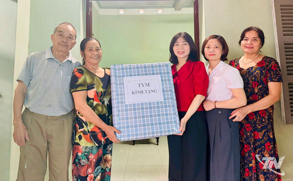 Đại diện TYM Chi nhánh Thái Nguyên tặng qùa gia đình bà Đoàn Thị Phượng, tổ 4, phường Sông Công.