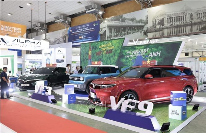 Gian trưng bày ô tô điện VinFast. Ảnh: Trần Việt/TTXVN