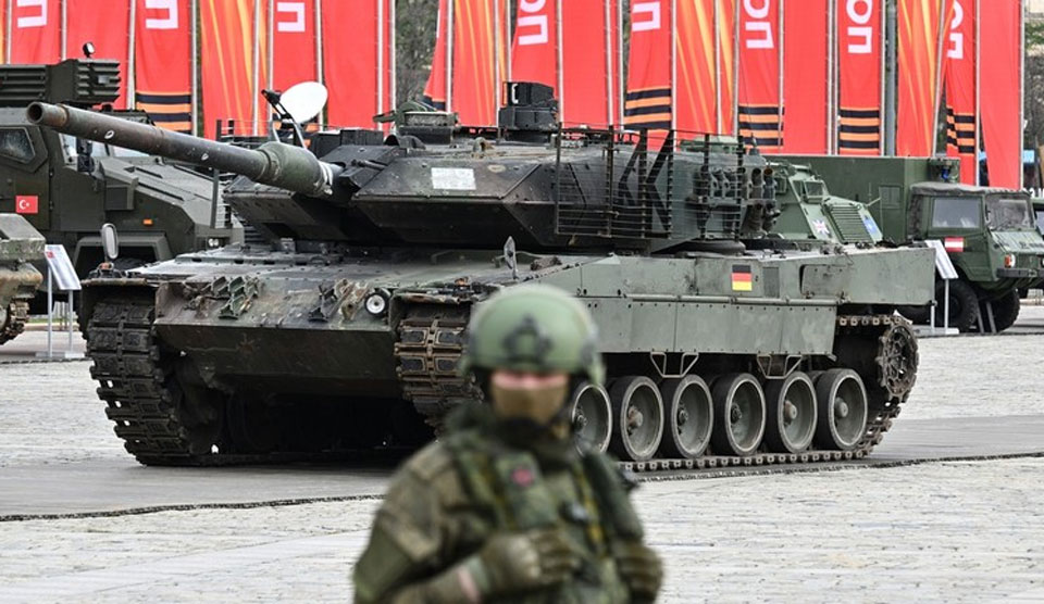 Một chiếc xe tăng chiến đấu chủ lực Leopard 2A6 do Đức chế tạo bị Liên bang Nga thu giữ trên chiến trường Ukraine làm chiến lợi phẩm, được trưng bày tại Moskva vào ngày 28/4/2024.
Ảnh: Sputnik 