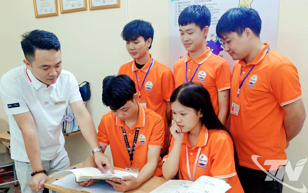 Trước khi xuất cảnh, người lao động được học tiếng và tìm hiểu về luật pháp, phong tục tập quán ở nước sẽ đến. (Ảnh chụp tại Công ty cổ phần Hợp tác Quốc tế Hashi Việt Nam tại Thái Nguyên).