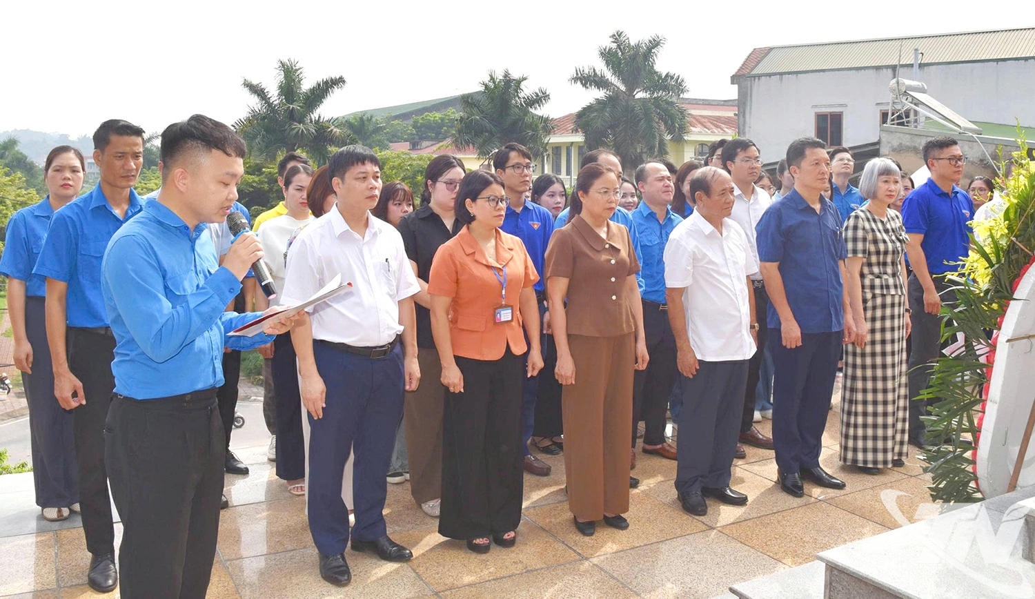 Các đại biểu dâng hương tại Đài tưởng niệm các Anh hùng liệt sĩ phường Đức Xuân.