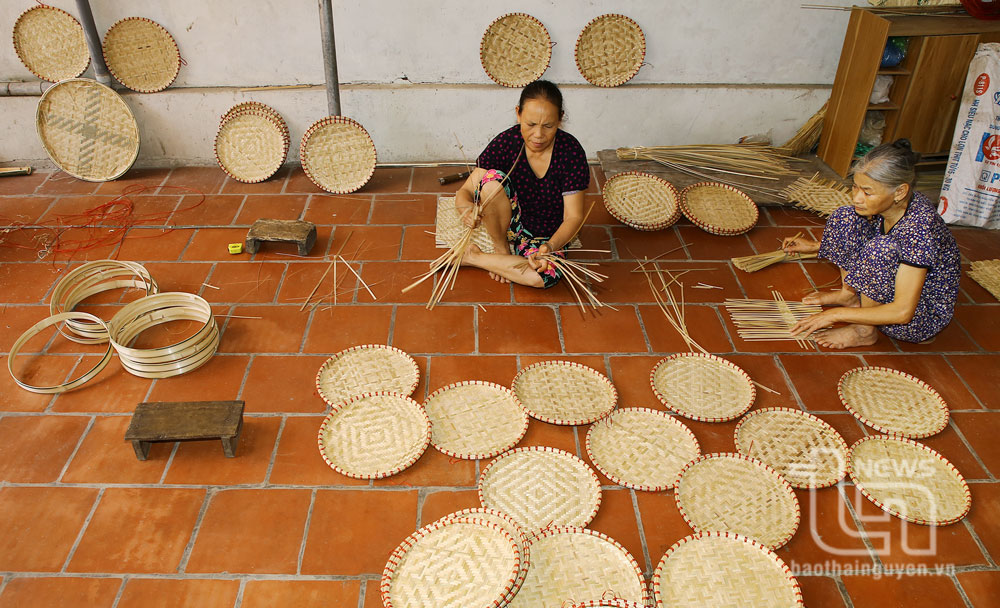 There are around 100 families in Thu Lam, with over 300 individuals engaged in the bamboo and rattan traditional craft, producing a diverse range of products. 