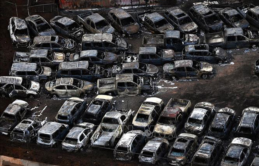 Xe ô tô bị thiêu rụi trong thảm họa cháy rừng tại đảo Maui, Hawaii, Mỹ, ngày 10/8/2023. Ảnh: AFP/TTXVN