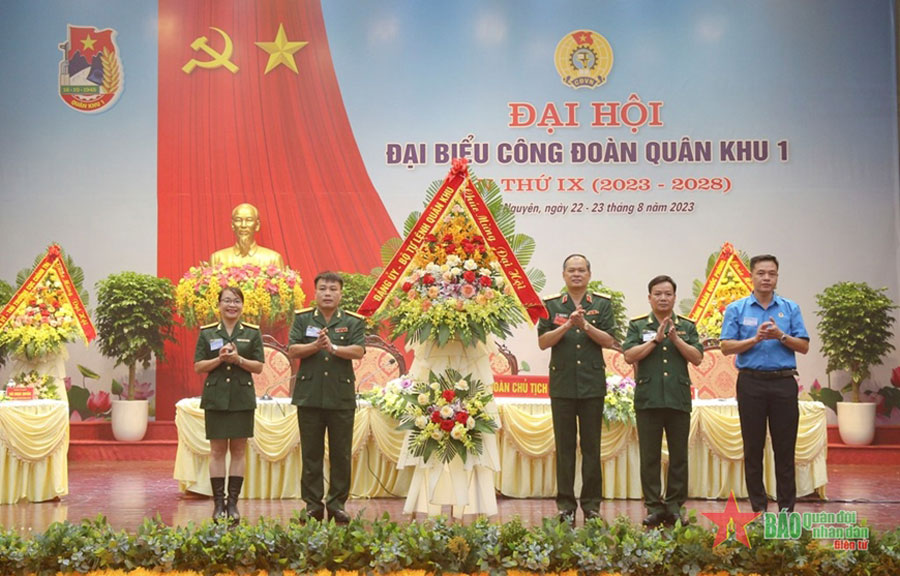 Trung tướng Dương Đình Thông chúc mừng Đại hội.