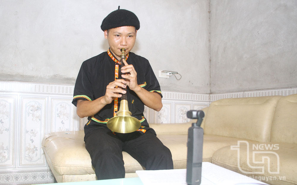 Anh Triệu Sinh Đại quay video dạy thổi kèn trong đám cưới của đồng bào dân tộc Dao.