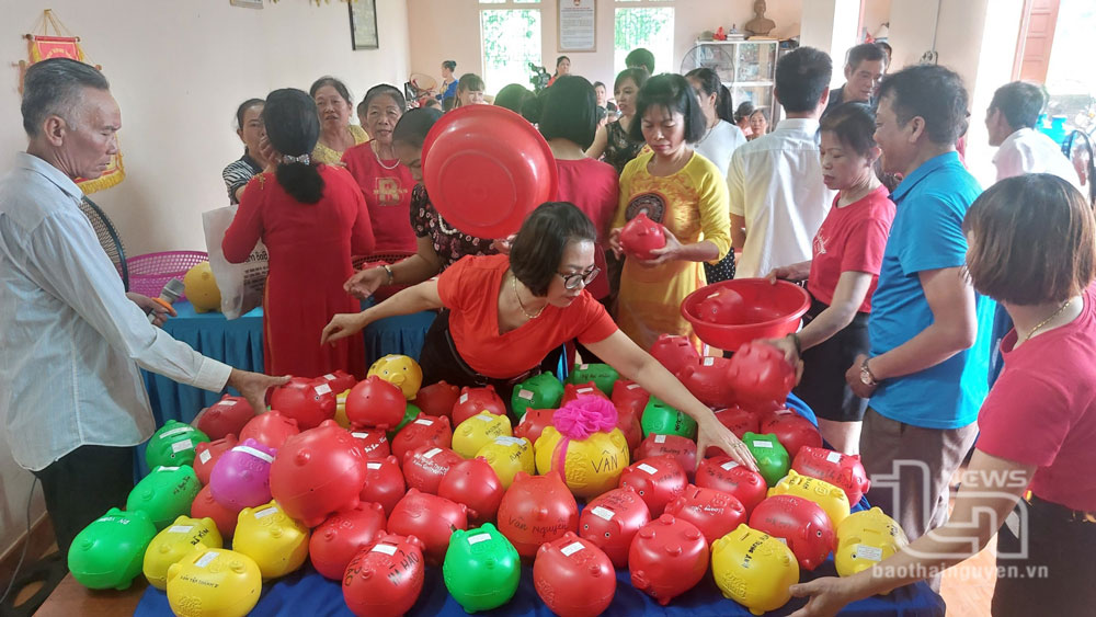 Các chi hội, dòng họ, ban khuyến học trên địa bàn xã Tân Quang (TP. Sông Công) tham gia mổ lợn nhựa tiết kiệm.