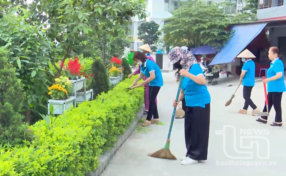 Phụ nữ tổ dân phố 1 (phường Thịnh Đán, TP. Thái Nguyên) thường xuyên vệ sinh Đoạn đường hoa phụ nữ tạo cảnh quan xanh, sạch, đẹp.