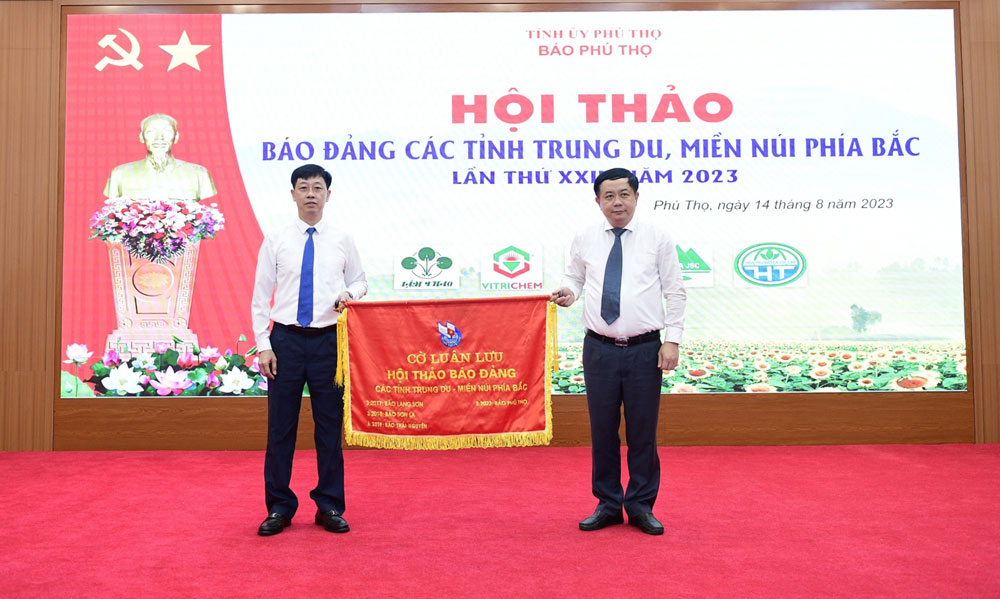 Lãnh đạo Báo Phú Thọ đã trao cờ luân lưu đăng cai tổ chức Hội thảo báo Đảng các tỉnh trung du, miền núi phía Bắc lần thứ XXIII, năm 2024 cho lãnh đạo Trung tâm Truyền thông tỉnh Quảng Ninh.