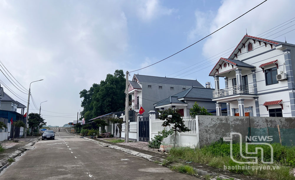 Tại khu tái định cư tập trung vùng có nguy cơ sạt lở bờ sông và ngập úng xã Tân Phú (nay là phường Tân Phú), TP. Phổ Yên, người dân đã xây dựng nhà và ổn định cuộc sống từ lâu nhưng vẫn chưa được cấp giấy CNQSDĐ.