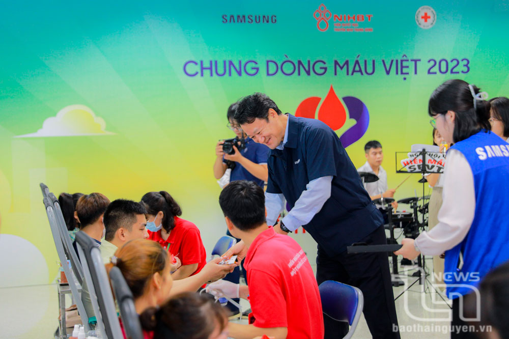 Ông Ryu IL Gon, Phó Tổng Giám đốc Hành chính nhân sự SEVT, tặng quà, động viên nhân viên, người lao động tham gia hiến máu tại Chương trình Chung dòng máu Việt đợt 2 năm 2023.