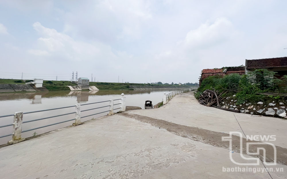 Dự án kè khắc phục khẩn cấp tình trạng sạt lở bờ sông, bảo vệ khu dân cư phường Tân Phú (TP. Phổ Yên) đã góp phần tạo diện mạo mới và bảo đảm an toàn cho người dân trong khu vực. 