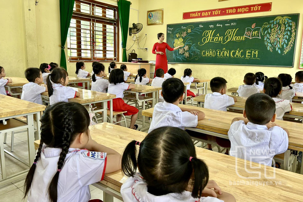 Năm học 2023-2024, Trường Tiểu học Mỏ Chè (TP. Sông Công) có 6 lớp 1, 210 học sinh. Trong ảnh: Nhà trường tổ chức cho học sinh khối 1 tựu trường.