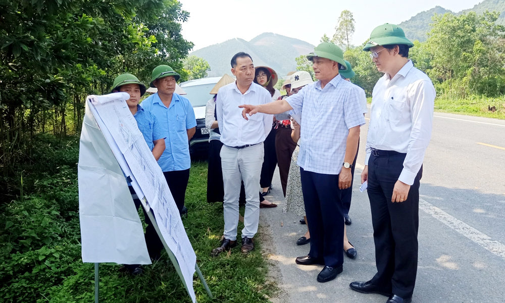 Lãnh đạo Ban Nội chính Tỉnh ủy giám sát việc triển khai dự án vốn ngoài ngân sách tại huyện Phú Lương. Ảnh T.L