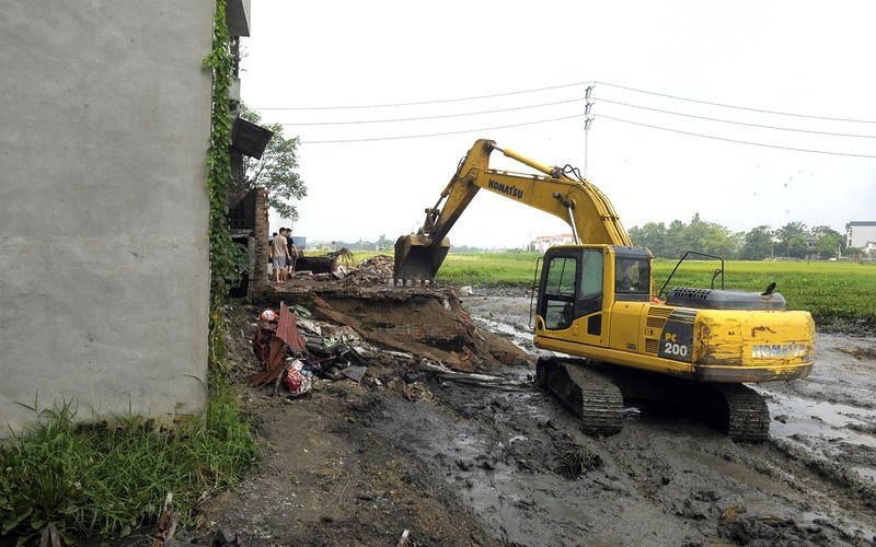 Lực lượng chức năng huyện Ba Vì (Hà Nội) cưỡng chế thu hồi đất tại khu Châu Hùm, xã Đồng Thái.