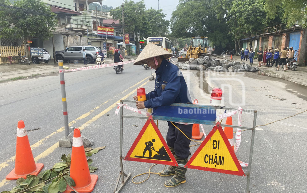 Công ty TNHH BOT Thái Nguyên - Chợ Mới đã lấp hố bằng đá hộc và cát.