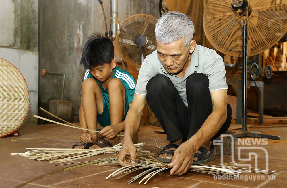Mr. Ta Van Vinh, a highly skilled and reputable artisan, continues to diligently pass down the craft to his children and grandchildren in the village.