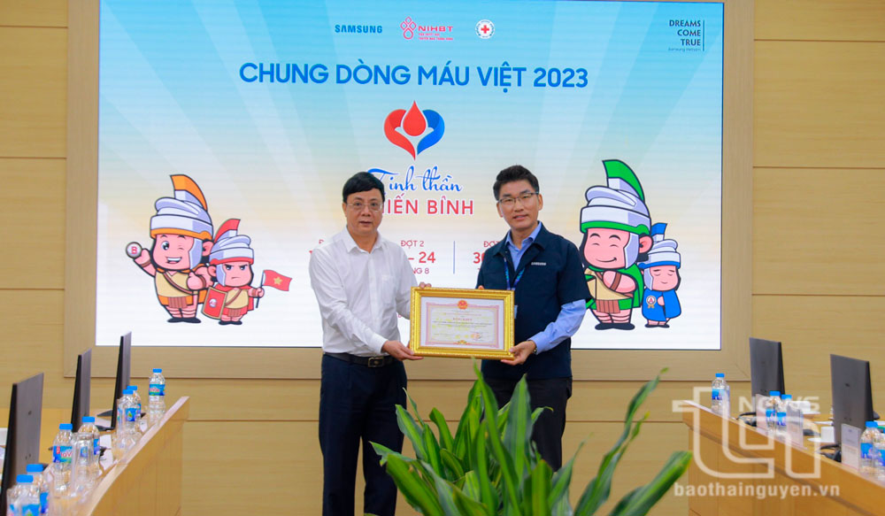 Đồng chí Phó Chủ tịch Thường trực UBND tỉnh Đặng Xuân Trường tặng Bằng khen của UBND tỉnh Thái Nguyên cho SEVT vì đã có nhiều thành tích trong phong trào hiến máu tình nguyện.