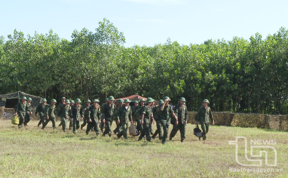 Cán bộ, chiến sĩ Đại đội 1, Tiểu đoàn 7 - huyện Đại Từ lên đường thực hiện nhiệm vụ diễn tập.