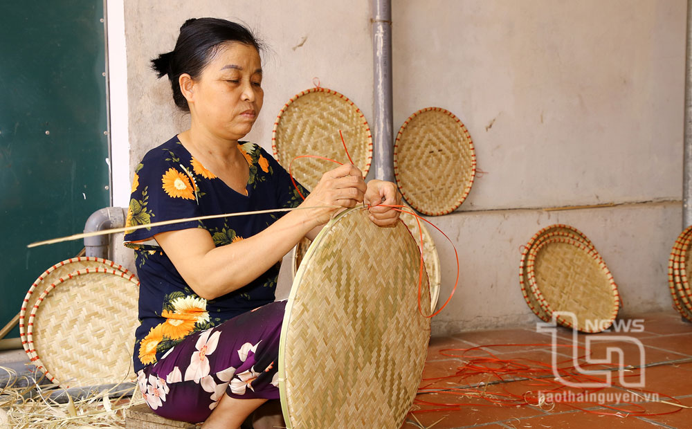 Most artisans are over 50 years of age, and they receive an average of 150,000 to 200,000 VND daily. 