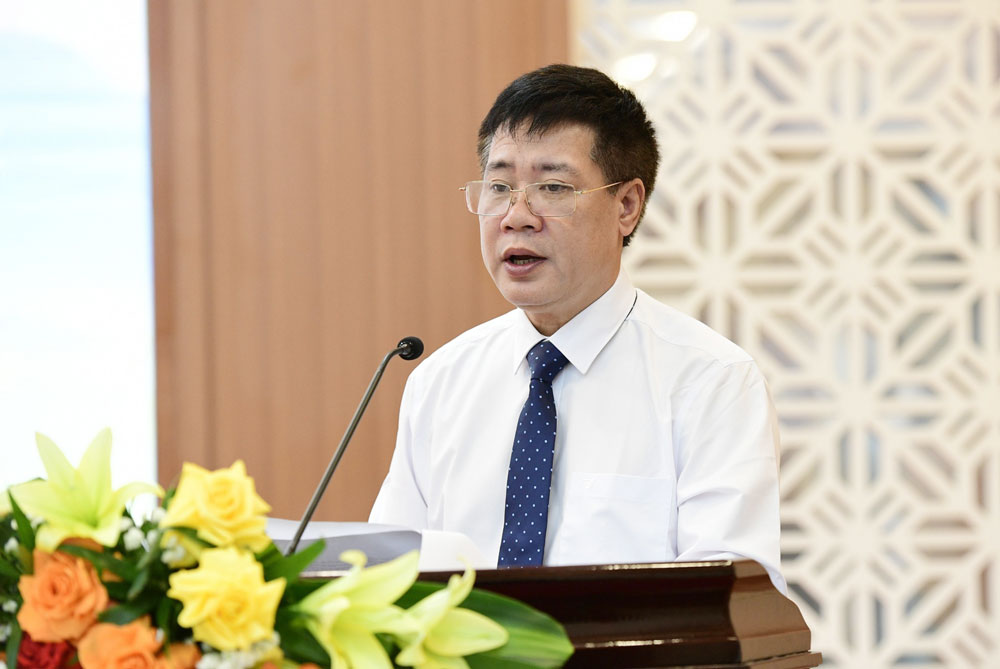 Đồng chí Chu Thế Hà, Phó Tổng Biên tập Báo Thái Nguyên, trình bày tham luận với chủ đề “Kết nối tuyên truyền, quảng bá du lịch gắn với vùng chè đặc sản”.