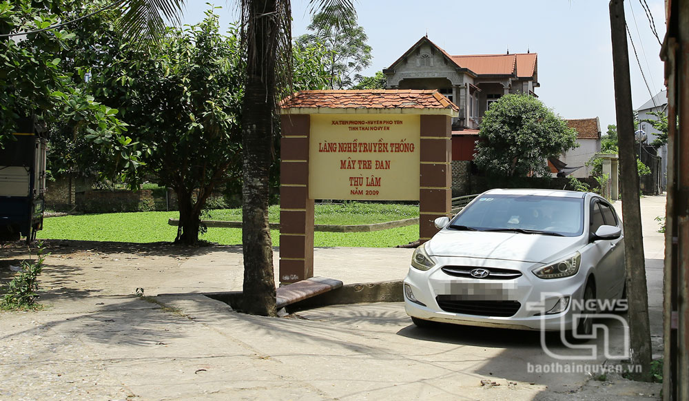 The gate of Thu Lam craft village.