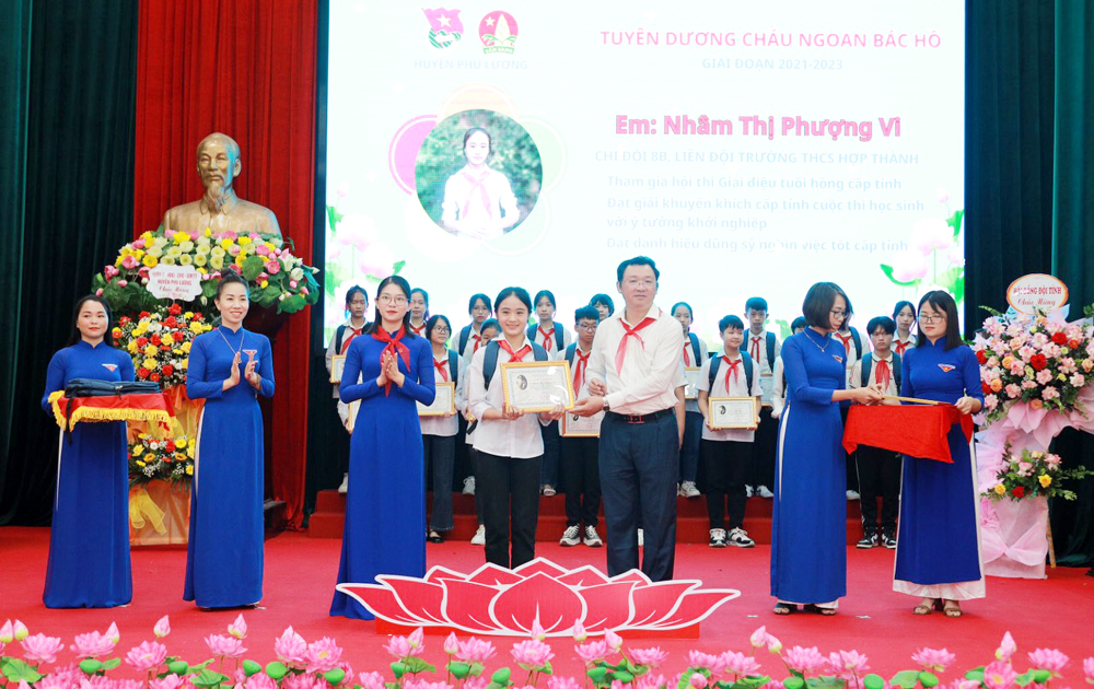 Những tấm gương thiếu nhi tiêu biểu ở huyện Phú Lương được tuyên dương Cháu ngoan Bác Hồ.