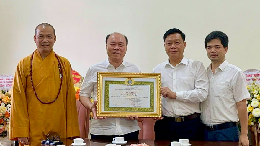 Đại diện Công đoàn Bộ Tài nguyên và Môi trường trao tặng bằng khen cho ông Nguyễn Huy Quý. 