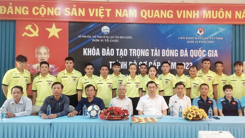 Các đại biểu và học viên tại lễ khai giảng.