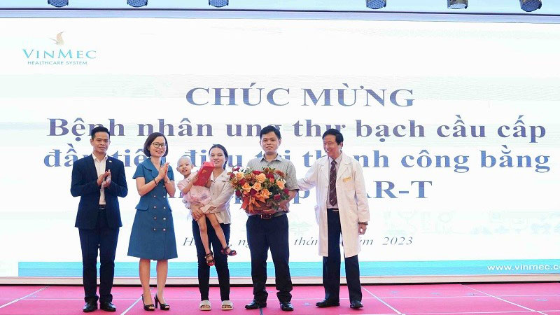 Các y, bác sĩ chúc mừng gia đình bệnh nhi.