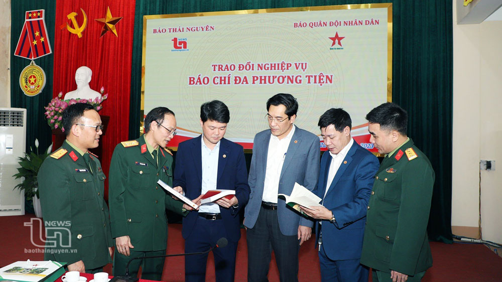 Lãnh đạo Báo Quân Đội Nhân dân trao đổi nghiệp vụ với
Ban Biên tập Báo Thái Nguyên. Ảnh: Trường Sơn