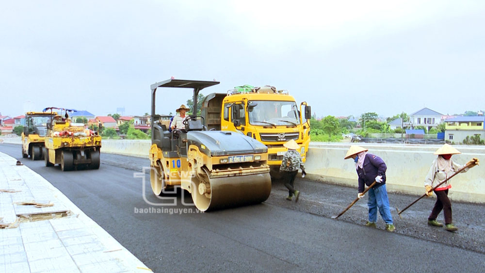 施工单位开始在况上大桥路面和两侧道路铺设沥青混凝土垫