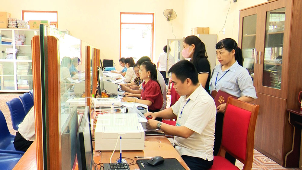 Thành viên Đoàn kiểm tra của tỉnh kiểm tra thực tế tại huyện Định Hóa.