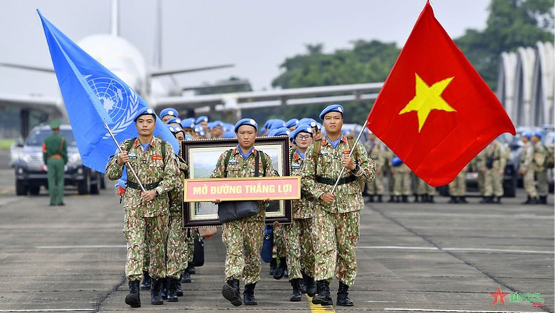 Các thành viên Đội Công binh số 2 phấn khởi lên đường làm nhiệm vụ.