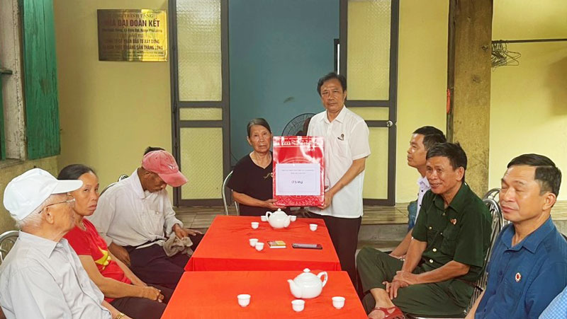 Hội Nạn nhân chất độc da cam/đioxin tỉnh tặng quà cho bà gia đình nạn nhân Hoàng Thị Hằng, xã Động Đạt (Phú Lương).