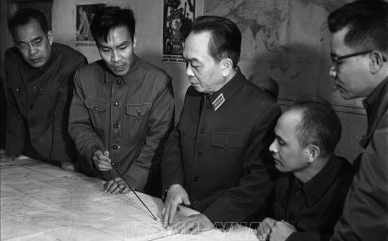 Đại tướng Võ Nguyên Giáp thăm Bộ Tư lệnh Quân chủng Phòng không - Không quân, ngày 30/12/1972.