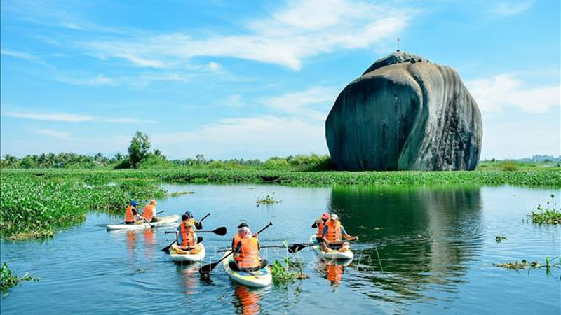 Du khách bơi kayak trải nghiệm khung cảnh thiên nhiên hữu tình trong khu du lịch Phú Điền (huyện Tân Phú), điểm du lịch sinh thái thu hút du khách tại tỉnh Đồng Nai. Ảnh: Hồng Đạt/TTXVN