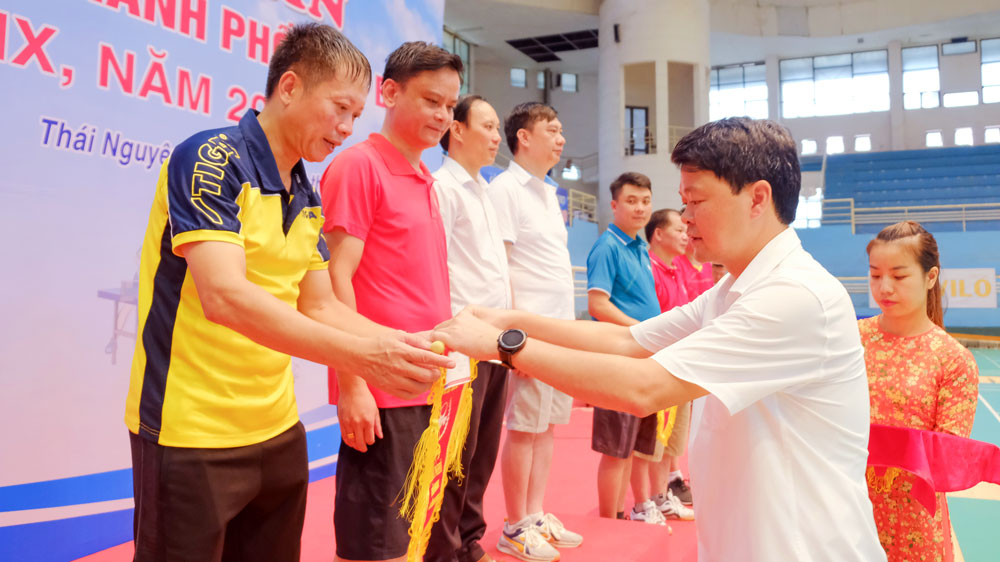 Đồng chí Nguyễn Ngọc Sơn, Tổng Biên tập Báo Thái Nguyên, trao giải cho các đội đạt thứ hạng cao tại giải đấu.
