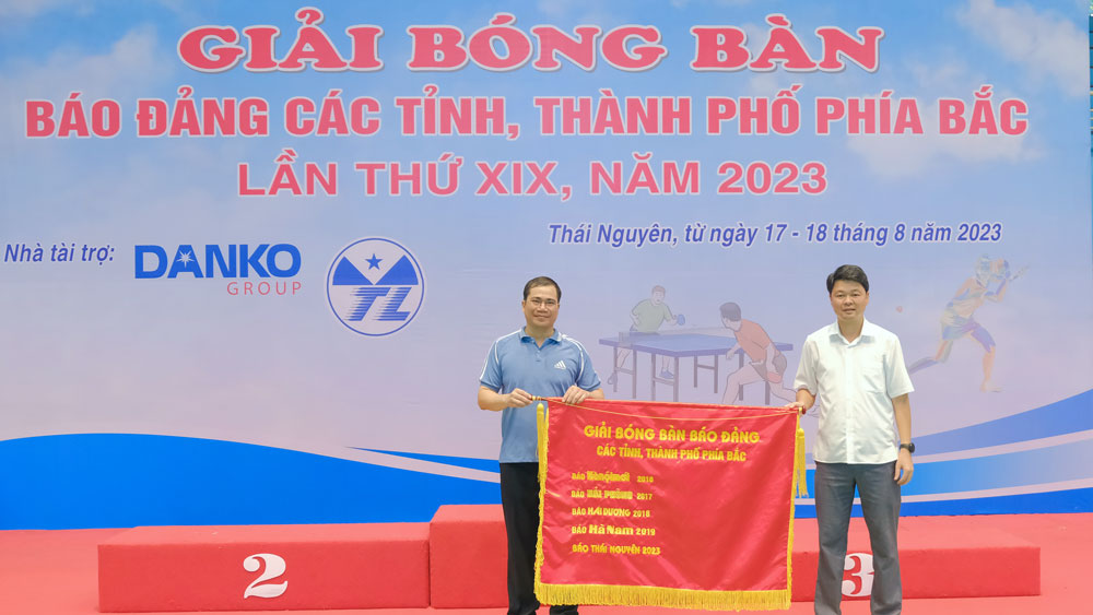 Đồng chí Nguyễn Ngọc Sơn, Tổng Biên tập Báo Thái Nguyên, trao cờ đăng cai giải đấu năm tiếp theo cho đoàn Hưng Yên