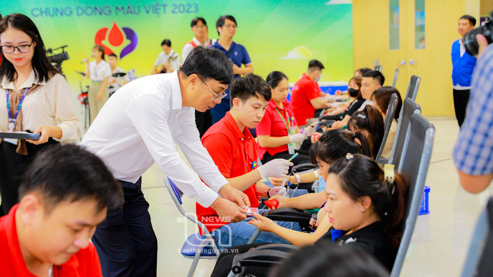 Mr. Dang Xuan Truong presents gifts to SEVT staff participating in voluntary blood donation.