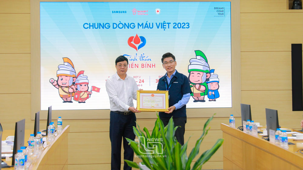 Đồng chí Phó Chủ tịch Thường trực UBND tỉnh Đặng Xuân Trường trao Bằng khen, ghi nhận những đóng góp của Công ty SEVT trong công tác an sinh xã hội  của tỉnh.