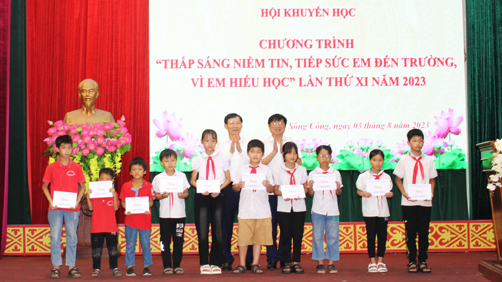 Đại diện Lãnh đạo TP. Sông Công và Hội Khuyến học tỉnh trao học bổng “Thắp sáng niềm tin, tiếp sức em đến trường, vì em hiếu học” cho các em học sinh nghèo vượt khó trên địa bàn.